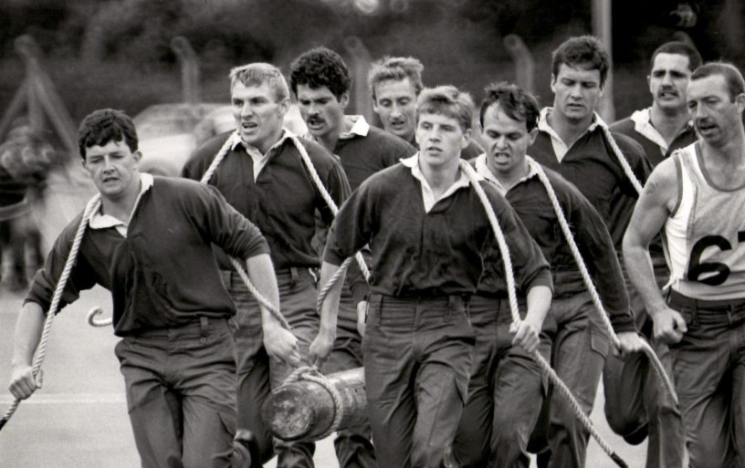 1985 Winning commando log race team